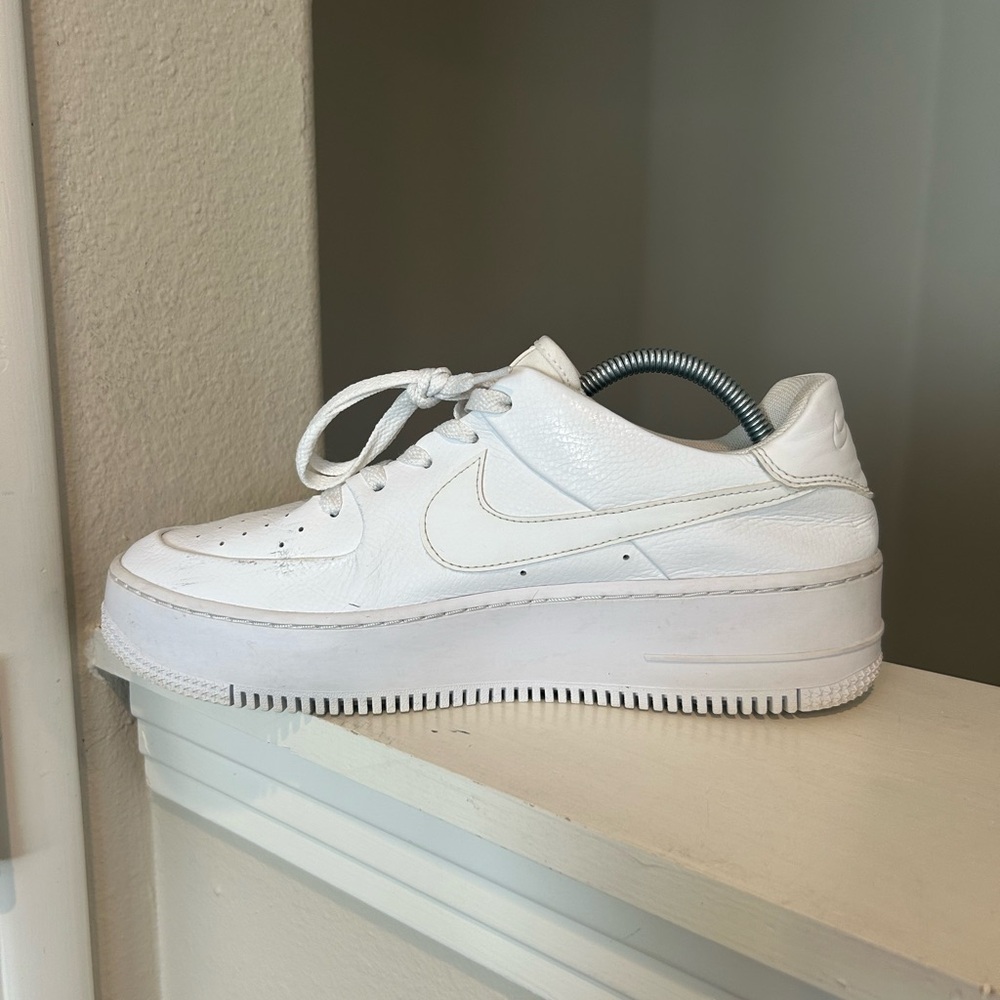 Nike Air Force 1 Sage Low Womens Triple White Platform Shoe Size 11.5 AR5339-100 - Picture 5 of 9